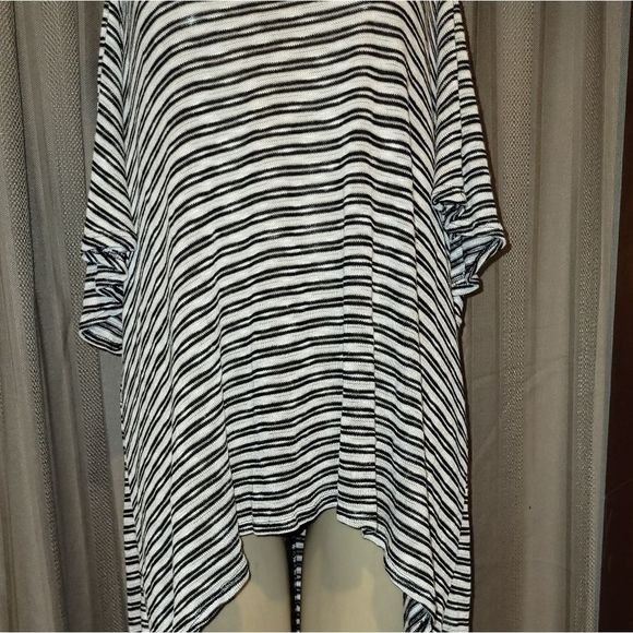 TORRID COLDSHOULDER TOP - Picture 1 of 10